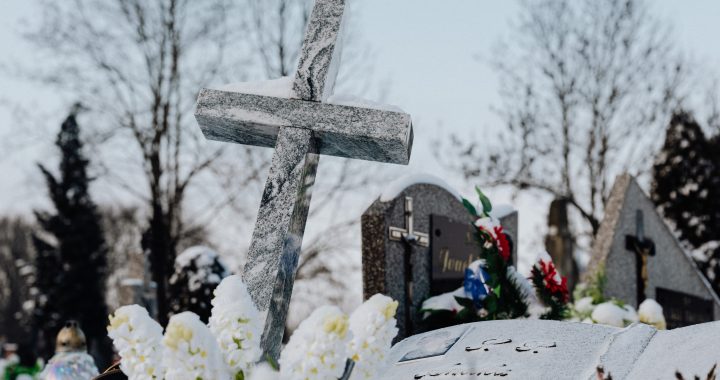 Un lieu d'inhumation avec des fleurs blanches et une croix